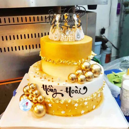 Bánh sinh nhật 2 tầng vương miện vàng