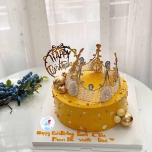 Bánh sinh nhật màu vàng vương miện