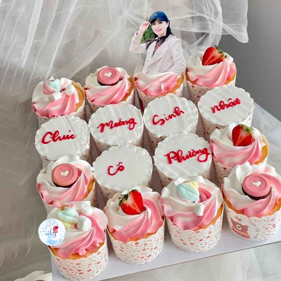 Bánh cupcake hình những đóa hoa màu xanh xinh đẹp - Bánh Thiên Thần :  Chuyên nhận đặt bánh sinh nhật theo mẫu