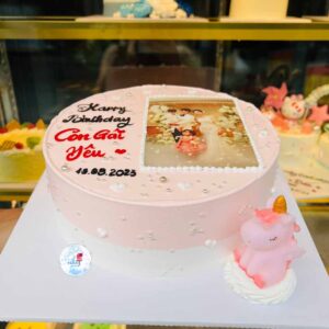 Bánh sinh nhật in hình màu hồng cho bé gái