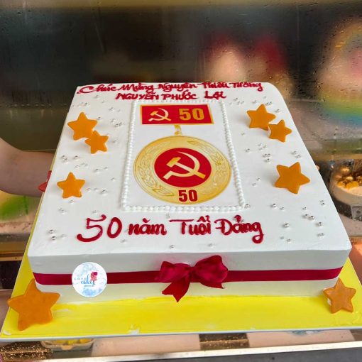 Bánh sinh nhật in hình huy hiệu đảng