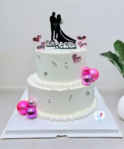 Bánh kem cưới 2 tầng màu trắng sang trọng, trang trí hoa kem và topper cô dâu chú rể