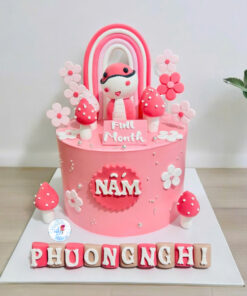 Bánh kem đầy tháng bé gái màu hồng dễ thương, trang trí nấm bi và hoa nổi