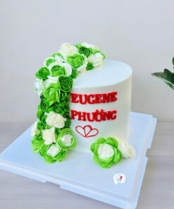 Bánh kem dạm ngõ đám cưới tone trắng xanh trang nhã, hoa kem tạo hình dọc mềm mại