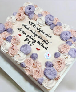 Bánh sinh nhật nhân viên công ty trang trí hoa kem sang trọng màu tím hồng