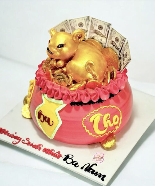 Bánh kem tạo hình con chuột vàng nằm trên hũ tiền đỏ, trang trí sang trọng – mẫu bánh tặng ba ý nghĩa ngày sinh nhật.