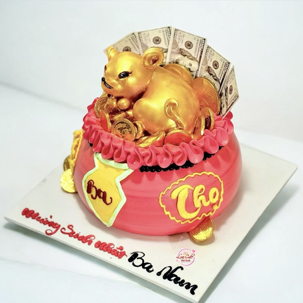 Bánh kem con chuột tặng ba Bánh kem tạo hình con chuột vàng nằm trên hũ tiền đỏ, trang trí sang trọng – mẫu bánh tặng ba ý nghĩa ngày sinh nhật.