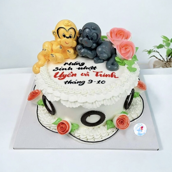 Bánh sinh nhật 2 con khỉ Bánh sinh nhật 2 con khỉ dễ thương với hoa kem hồng, bánh Oreo trang trí và dòng chữ chúc mừng sinh nhật.
