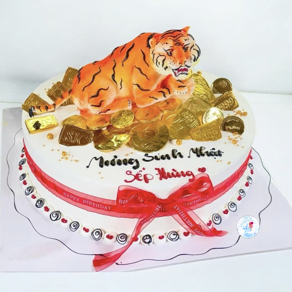 Bánh sinh nhật con hổ 3D Bánh sinh nhật con hổ 3D nằm giữa đồng tiền vàng, trang trí nơ đỏ sang trọng – món quà ý nghĩa tặng sếp hoặc doanh nhân.