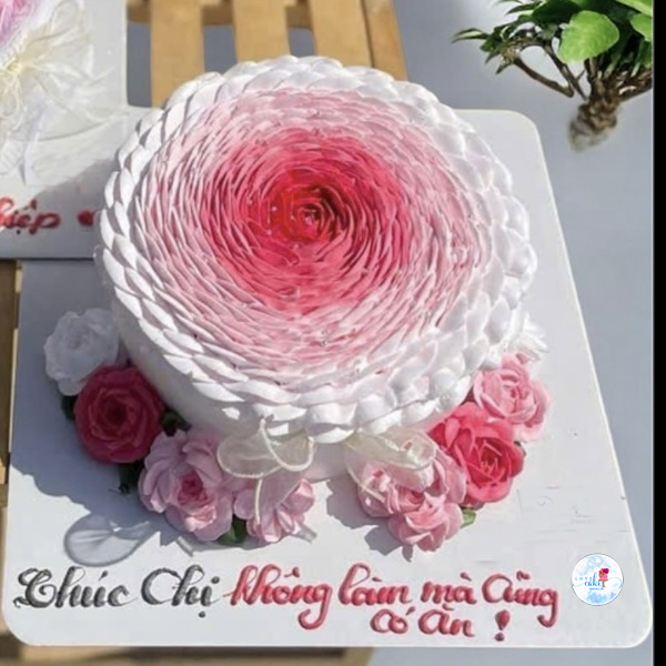 Bánh kem tặng cô 20/11 bánh kem tặng cô 20/11 trang trí hoa hồng màu hồng trắng tinh tế, biểu tượng tri ân ngày Nhà Giáo Việt Nam