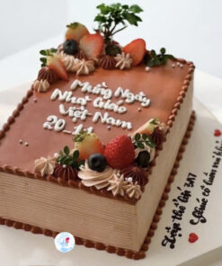 bánh kem 20/11 đẹp hình quyển sách, trang trí dâu tươi và kem nâu sang trọng tặng thầy cô