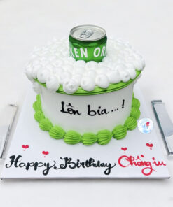 Bánh kem lon bia tặng chồng tạo hình lon bia xanh trắng độc đáo, phong cách vui nhộn, trang trí kem tươi nổi bật.