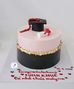 Bánh kem chúc mừng tốt nghiệp màu đen hồng với mũ cử nhân và bằng tốt nghiệp