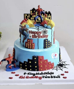 bánh kem sinh nhật người nhện 2 tầng màu xanh đỏ trang trí Spider Man và thành phố cho bé trai
