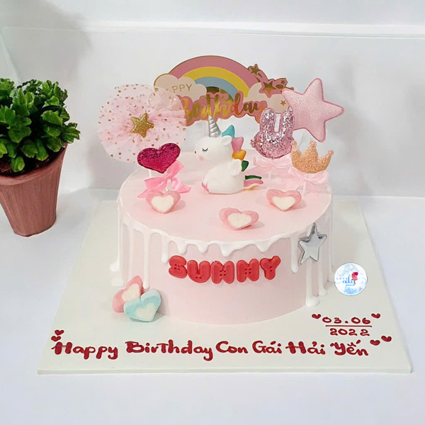 Bánh sinh nhật con ngựa màu hồng cho bé gái tuổi Ngọ