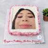 Bánh sinh nhật in ảnh đơn giản với hình khuôn mặt được in trên mặt bánh viền kem hồng