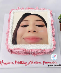 Bánh sinh nhật in ảnh đơn giản với hình khuôn mặt được in trên mặt bánh viền kem hồng