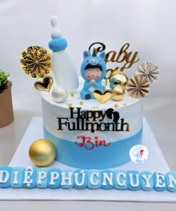 Mẫu bánh kem đầy tháng tuổi ngựa cho bé trai với tone xanh trắng nhẹ nhàng, kết hợp tạo hình đáng yêu và phụ kiện sinh động